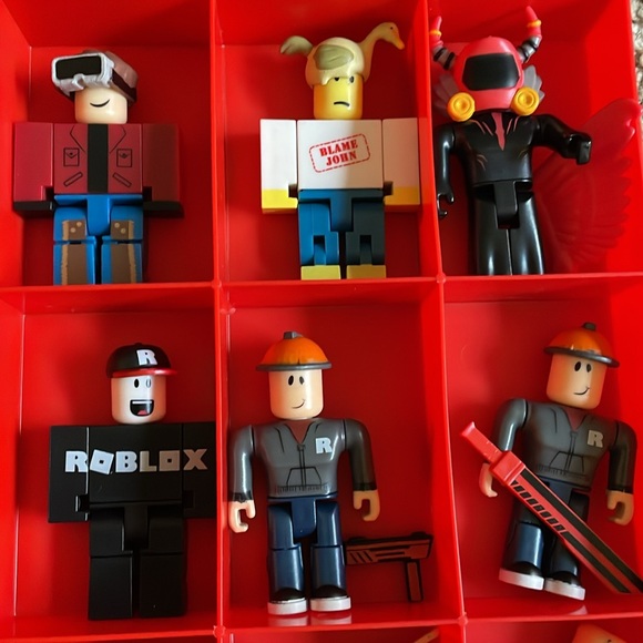 Roblox Action Figure Carrying Case with some Roblox Characters. - Picture 9 of 14